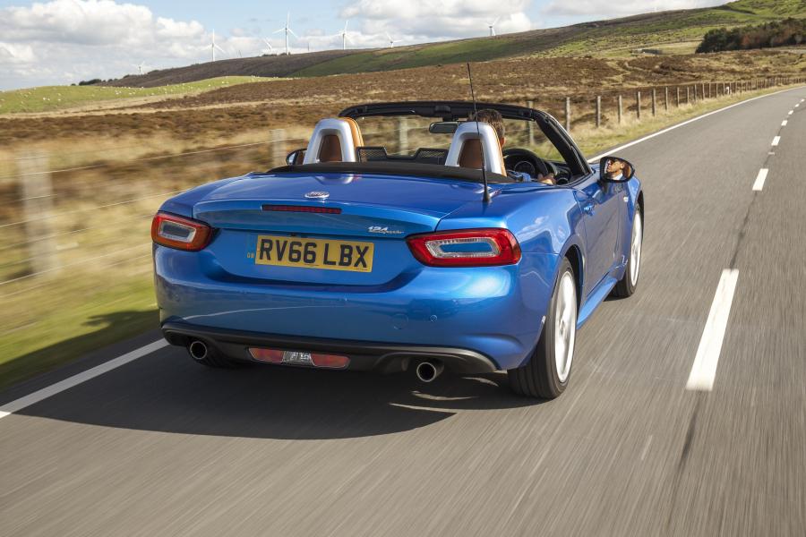  Fiat 124 Spider  2016 года  (UK) (фото 32 из 37)